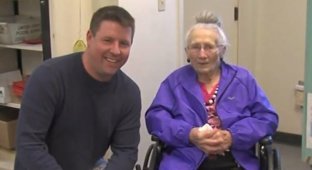 Почтальон помог 94-х летней бабушке, которая не могла встать