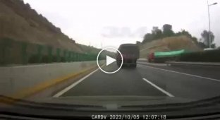 A truck overturned and covered the road with chemicals in China