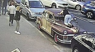 In Minsk, a girl sat on the hood of a rare 1948 DeSoto for a photo and left a huge dent (6 photos)