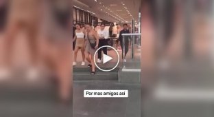 Мужчины скрасили себе минуты ожидания жен в торговом центре