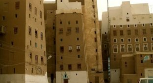 Древний город первых небоскребов, который построили в пустыне (3 фото + 1 видео)
