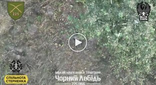 Тіло ліквідованого окупанта горить від точного скидання боєприпасу з дрону