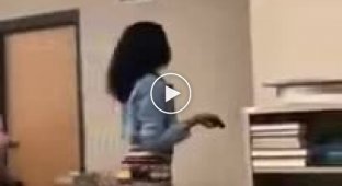 The girl sprays gas on the teacher demanding to return her phone