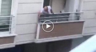 Ссора по-турецки. Мужик выпал с балкона во время перепалки со своей девушкой