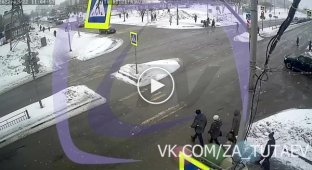 Под Ярославлем водитель «ГАЗели» едва не сбил пешеходов и столкнулся с хэтчбеком