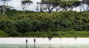 Это племя, находящееся в изоляции приблизительно 55 тысяч лет, может на законных основания убить любого, кто ступит на их остров (11 фото + 1 видео)