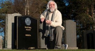 "Я еще живой": пожилой мужчина случайно нашел свою могилу на кладбище (4 фото)