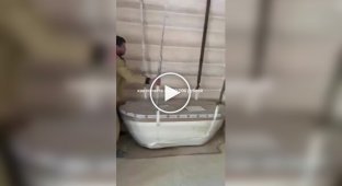 Когда купил самую дорогую ванную, а денег на нормальных доставщиков не хватило