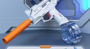 Главная игрушка грядущего лета: водный пистолет-пулемёт с электромотором и прицелом (3 фото + видео)