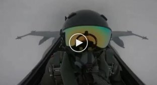 Удар молнии в кабину истребителя ВВС Кувейта