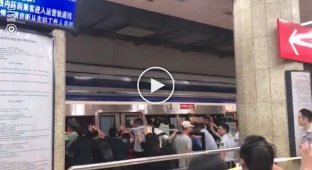 В метро Пекина пассажиры раскачали вагон, чтобы спасти мужчину