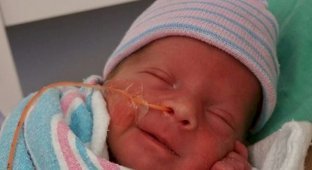 13 улыбающихся младенцев, родившихся раньше срока (14 фото)