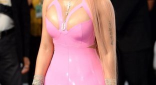 Откровенный наряд Ники Минаж на MTV Video Music Awards 2017 (9 фото)