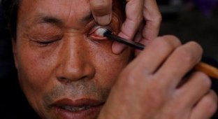 Уличный парикмахер в Китае чистит глаза клиентам опасной бритвой (6 фото)