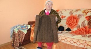Пожилая женщина 20 лет собирала свои волосы и в конце концов связала из них жилет (3 фото)