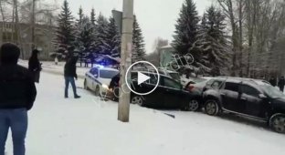 Момент, как в Иркутске полицейские присоединились к массовой аварии