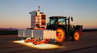 A smart agricultural machine burns weeds with lasers (2 photos + 1 video)