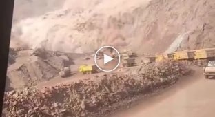 Обвалення ґрунту на вугільному кар'єрі в Китаї потрапило на відео