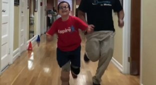 Мгновения счастья: девятилетний мальчик впервые бежит на собственных ногах (7 фото + 1 видео)