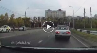 Лихая езда по встречке в Краснодаре водители элитных иномарок устроили гонки на глазах у инспектора ДПС