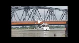 Яхта и мост глупости