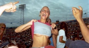  Топлесс девушки на концертах и фестивалях (106 фотографий)