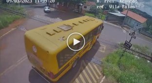В Бразилии школьный автобус столкнулся с поездом