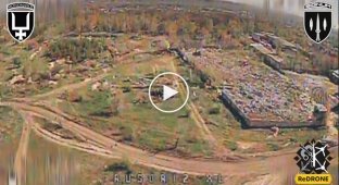 Операторы дронов уничтожили пять вражеских пушек Д-30 и склад боеприпасов