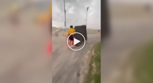 Кабинка биотуалета сбила футбольного судью с ног