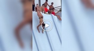 Как привлечь внимание мужчин в аквапарке
