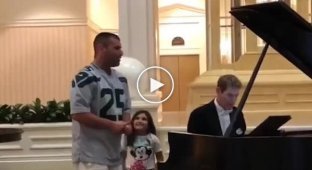 A girl asked a pianist in a hotel lobby to play Ave Maria so that her father could sing