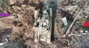 Drone bombardment of a Russian T-90M tank in Bakhmut