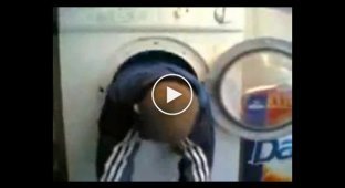 Мальчик залез в стиральную машину