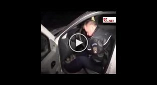 Пьяный румынский полицейский