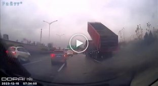 A dump truck with an open body demolished a support and caused a traffic jam: video