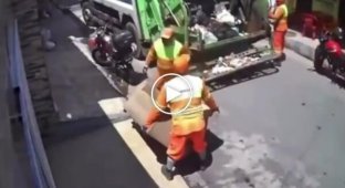 Диван, оставленный сушиться на тротуаре, приняли за мусор