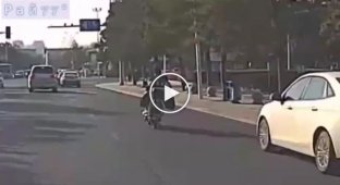 Китаєць несподівано втратив мотоцикл і виконав «видовищний танець»