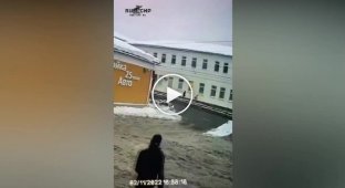 В Ярославской области лавина снега с крыши здания сошла на женщину с ребенком