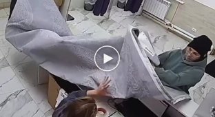In Russia, a woman decided to check a carpet by laying it out on the desk of an employee at a delivery point.