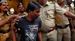 An Indian proved to the authorities that he was alive only by a crime (5 photos)