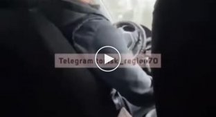 Лицом не вышла, свинота. В Томске таксист оскорбил и высадил девушку из-за музыки (мат)