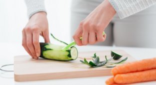 Выбрасываете кожуру от фруктов и овощей? 8 неожиданных применений очистков, полезных в быту (8 фото)