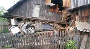 В Свердловской области водитель снес жилой дом и сбежал (5 фото)