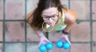 Очень способная девушка показывает, как жонглировать четырьмя шариками