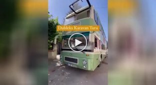 Пара превратила старый двухэтажный автобус в роскошный дом на колесах