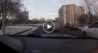 Трудности проезда перекрестка с круговым движением в Москве