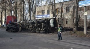 В Каменском перевернулся грузовик с фекалиями, забрызгав сервисный центр МВД (6 фото)
