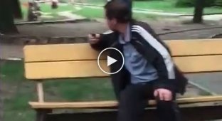 В Харькове парень угомонил алкоголика на детской площадке