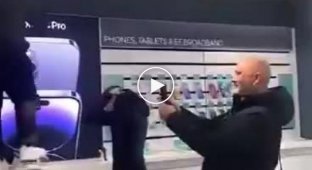 Robbery raid on an Apple store