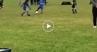 Маленькая девочка, технично забила гол в ворота